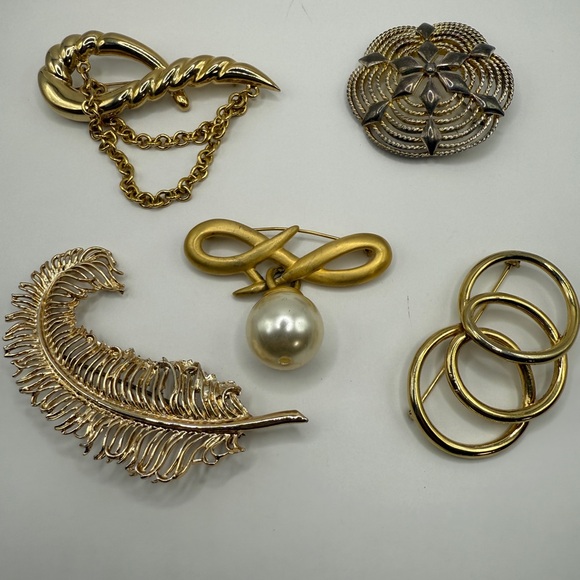 Vintage Jewelry - Vintage Gold Tone Brooch Collection, 5 piece lot, classic, grandma, euro, fem
